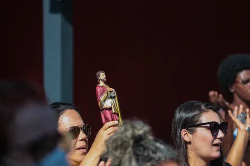 Fiel segura imagem de São Pedro em Niterói, durante procissão em 2022