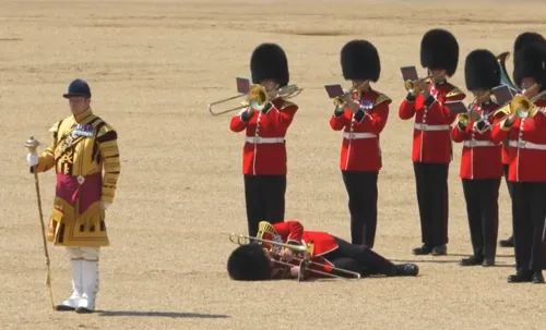 Guarda Real desmaiou com o calor durante uma parada militar