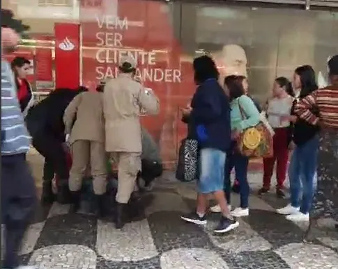 Equipe do Corpo de Bombeiros fez o socorro da vítima