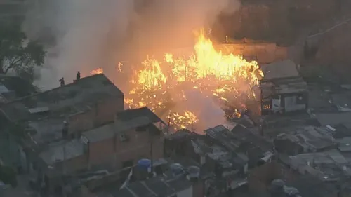 O Corpo de Bombeiros levou cerca de uma hora para conter as chamas