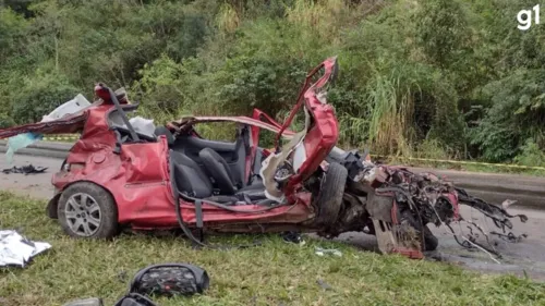 Carro ficou completamente destruído