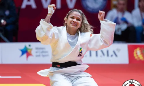 Larissa ganhou medalha de ouro na categoria meio-leve (52kg) no Pan-Americano e da Oceania em Calgary (Canadá)