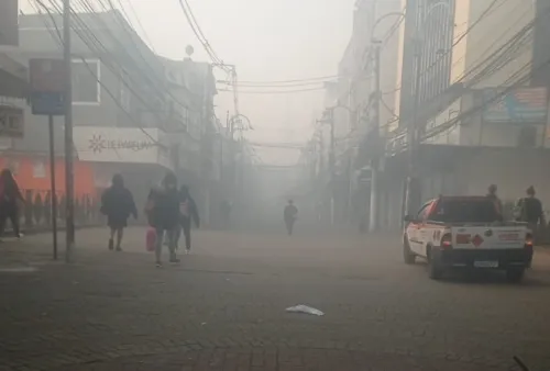 Com o incêndio, a cidade foi tomada por fumaça densa e tóxica