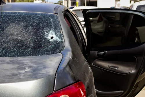 Carro em que a família estava foi alvo de pelo menos três tiros