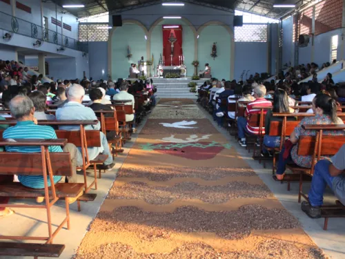 Confecção começa dentro da Igreja São Nicolau