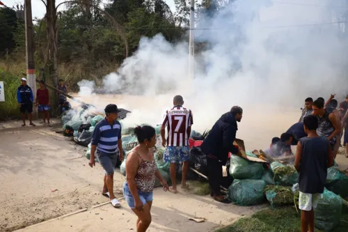 Fogo foi ateado em objetos na rua após morte de criança