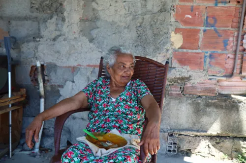 A idosa Gilcineia Fonseca dos Santos, de 87 anos, passou a almoçar no meio da rua