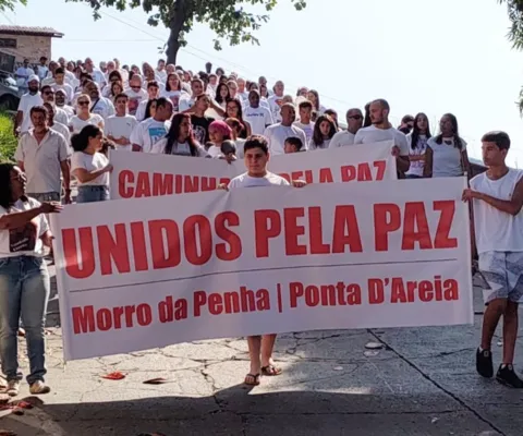 O ato contou com faixas, bolas brancas, camisas personalizadas e carro de som