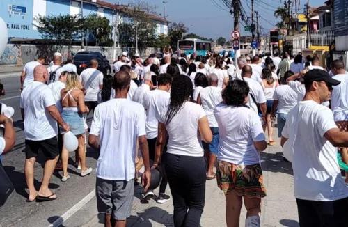 Centenas de moradores participaram do ator