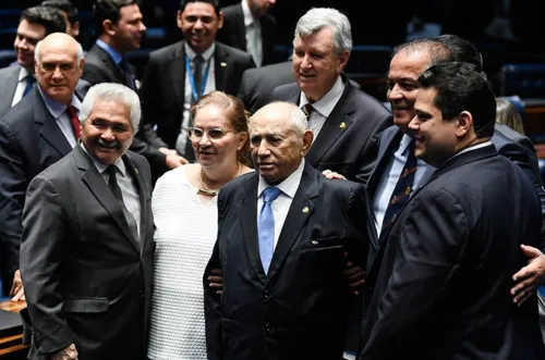 Campos (de gravata azul) estava há seis dias internado em um hospital particular de Palmas (TO)