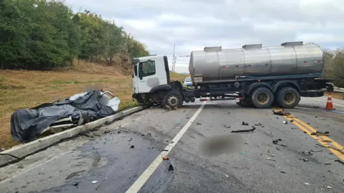 Batida entre carro e caminhão na Rodovia Lúcio Meira, em Vassouras