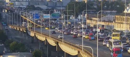 Engarrafamento ocorre por conta do alto fluxo de veículos