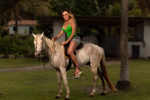 A rainha da União de Maricá e musa da Em Cima da Hora diz que não quer viver só da música