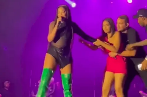 Imagem ilustrativa da imagem Mulher bêbada invade o palco e interrompe show de Ludmilla; vídeo