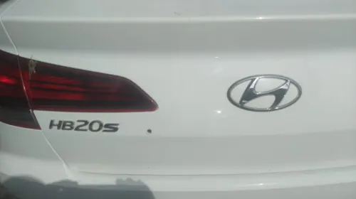 Hyundai HB20 branco foi atingido na traseira