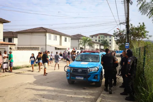 Carros da Polícia Militar estão no local