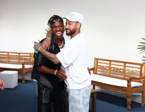 Neymar e Vini Jr fizeram fotos se abraçando no backstage