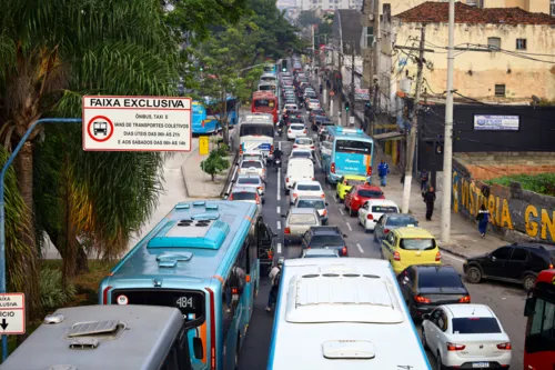 É comum ver carros de passeio na faixa exclusiva de ônibus na Alameda