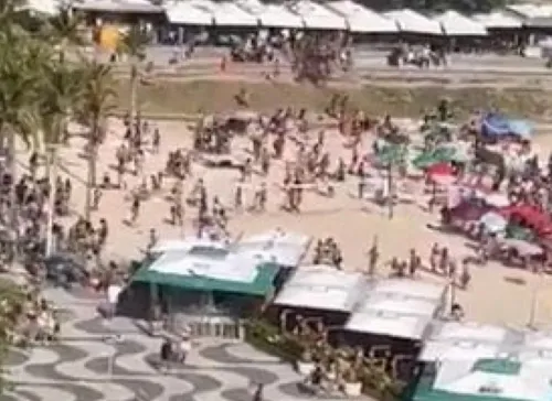 Na areia das praias, os policiais apreenderam um total de nove facas