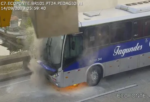 Ônibus pegando fogo