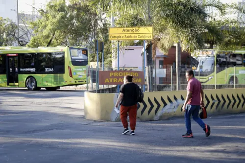 Local tem sinalizações para não atravessar na pista, mas aviso é desrespeitado