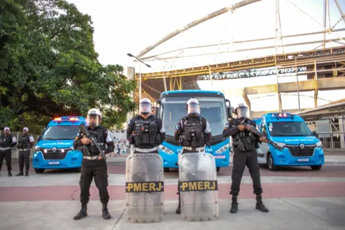 Foram entregues 900 capacetes, dois carros de condução de presos e um ônibus para transporte da tropa