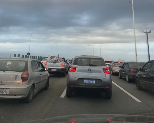 A pista sentido Niterói tem 11 km de lentidão