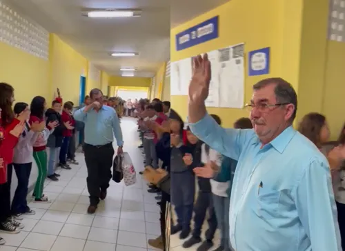 Professor ficou surpreso e se emocionou com a homenagem