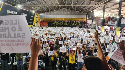 Professores decidiram, em assembleia, manter a greve até o cumprimento das reivindicações