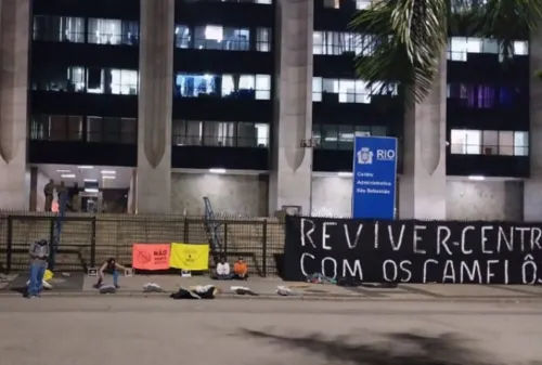 Manifestantes fizeram uma encenação com corpos espalhados no local, representando os camelôs agredidos