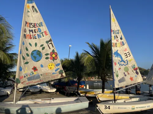 Regatas ecológicas com as velas pintadas pelos alunos para conscientização e retirada de lixo do mar