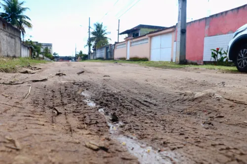 Situação da rua torna quase inviável o tráfego de veículos