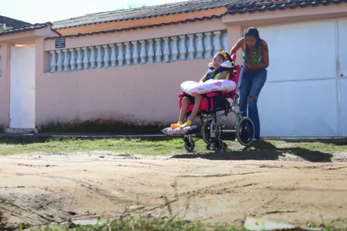 Criança de 10 anos tem microcefalia e precisa usar uma cadeira de rodas para se locomover