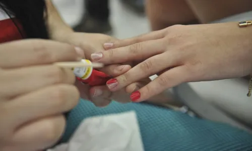 O curso de manicure está entre as opções de cursos profissionalizantes