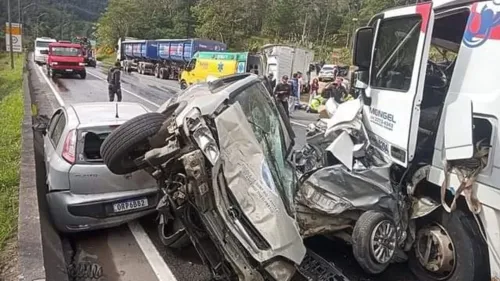 Até às 15h, a rodovia estava com faixas 1 e 2 liberadas, tráfego com lentidão e aproximadamente 19km de engarrafamento