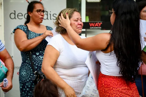 Rejane não conteve as lágrimas e precisou ser amparada