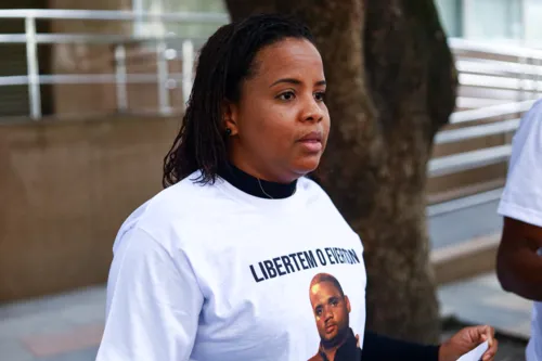 Irmã de Everton com a camisa em frente ao Tribunal de Justiça