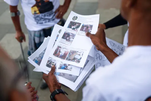 Amigos e parentes com documentos que reúnem provas de que o vigilante é inocente