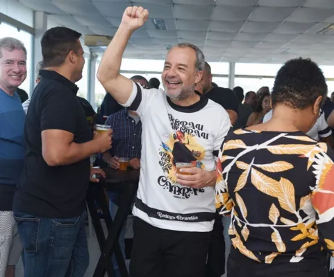 Sérgio Cabral sambou e comemorou com integrantes da escola