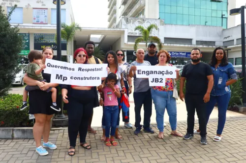 Moradores fizeram protesto para cobrar respostas