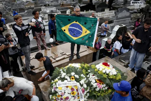 Um protesto, feito pela ONG Rio de Paz, foi feito durante a cerimônia