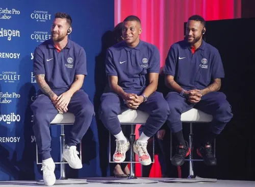 Messi, Mbappé e Neymar durante coletiva do time