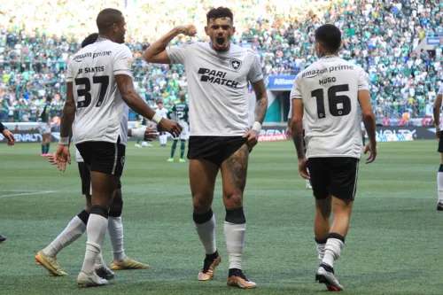 Tiquinho Soares marcou seu 10º gol no campeonato e se isolou ainda mais na artilharia