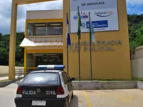 Agentes da 109ª DP (Sapucaia) e policiais militares realizam a operação “Manda um oi”