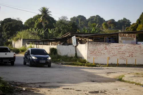 Taxa, de R$ 2, é cobrada para a retirada dos obstáculos das ruas do bairro