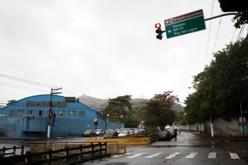 Placas de sinalização indicando o Mercado Municipal já foram instaladas