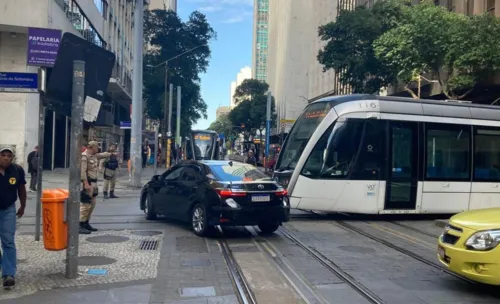 Veículo ficou parado em meio a avenida