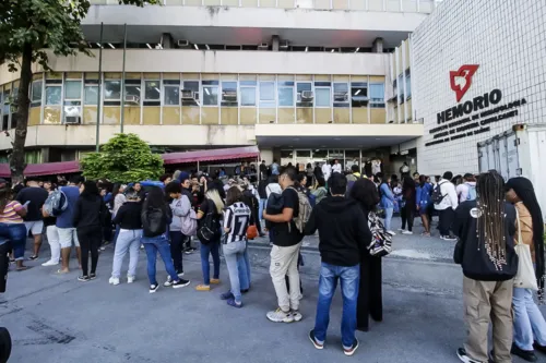 Fila quilométrica se formou em frente ao Hemorio, no Centro