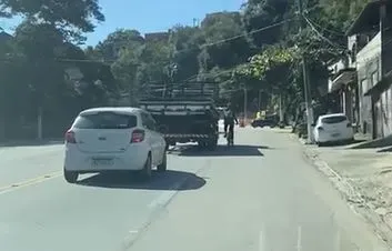 Ciclista foi flagrado agarrado na lateral de um caminhão, na Estrada Cachoeiras, em Niterói