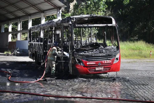 Ônibus pega fogo dentro de garagem